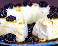 Manjar de coco com calda de ameixa: sobremesa geladinha e cremosa que não pode faltar nos dias de calor