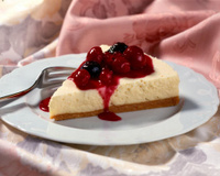 Torta Galak com calda de frutas vermelhas