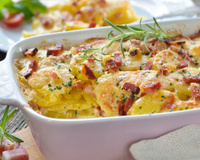 Fico com água na boca toda vez que penso nessa batata gratinada com bacon