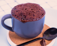 Nem açúcar, nem culpa: brownie sem forno só leva 3 ingredientes, é baixo em calorias e fica pronto em 3 minutos