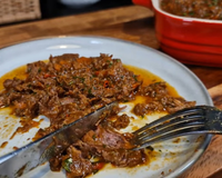 Minha família não quer outra coisa: carne de panela na pressão com molho de cebola caramelizada que desmancha no garfo