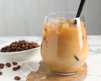 Café quente ou gelado! Cafeteira Oster 2 em 1 Iced Coffee está com o menor preço do ano