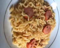 Macarrão com molho de salsicha