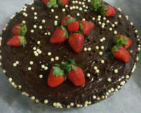 Bolo de chocolate com morangos