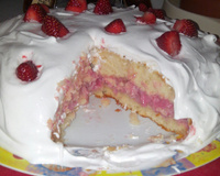 Bolo de morango e marshmallow