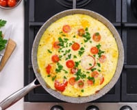Café da manhã com 3 ovos e um tomate nunca pareceu tão gostoso e fácil de preparar, salva qualquer manhã corrida