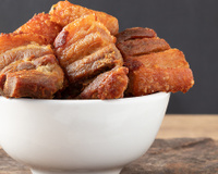 Testei o segredo dos botecos para fazer torresmo crocante por fora e macio por dentro, e dá certo mesmo!