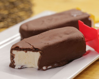 2 receitas de picolé com cobertura de chocolate para refrescar seu verão