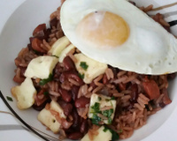 Baião de dois e ovo de galinha caipira