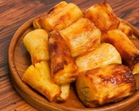 Aprendi com um chef o segredo para fazer mandioca frita crocante por fora e macia por dentro: nunca coloque direto no óleo quente
