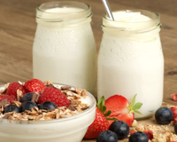 Os benefícios do iogurte natural: como incluir na alimentação, como fazer em casa e qual o melhor horário para consumir