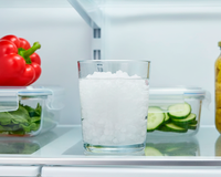 Por que as pessoas estão colocando um copo de água com sal na geladeira? Fiz o teste em casa e me surpreendi