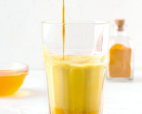 O que é golden milk? Saiba tudo sobre a bebida cheia de benefícios e fácil de ser feita