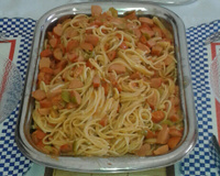 Macarrão com salsicha e creme de leite