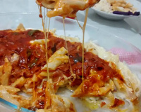 Macarrão penne ao molho branco com queijo e vermelho