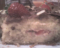 Bolo de baunilha com cobertura de chocolate e morango