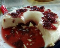 Manjar branco com calda de ameixas