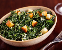 Depois que aprendi a fazer couve crocante na air fryer, eu só como salada assim