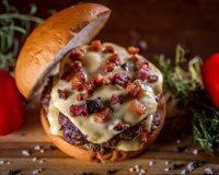 Como fazer Smash Burger: aprenda técnica para preparar o hambúrguer da moda