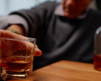 Neurologista alerta: "Se você tem 65 anos ou mais, recomendo que se abstenha de álcool permanentemente”