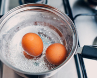 Truque muda o ovo por dentro sem quebrar a casca: como fazer o golden egg e transformar os ovos em prato gourmet de um jeito simples