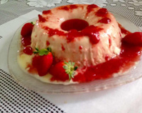 Pudim de iogurte grego com calda de morango