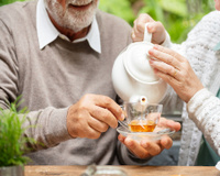 Nem todo cafezinho ajuda: estudo revela que chá fortalece os ossos das idosas, enquanto a bebida com cafeína pode fragilizar