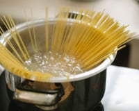Poucas pessoas sabem, mas esse é o um dos erros mais comuns ao cozinhar macarrão e pode atrapalhar o cozimento