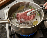 Adeus carne dura! Use o truque da água fervendo antes de grelhar para a carne ficar macia e suculenta por dentro