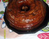 Bolo simples com cobertura de chocolate