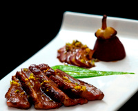 Peito de pato ao vinho tinto com pêra recheada