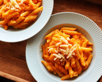 Eu testei esse macarrão ao forno com abóbora e ficou tão cremoso e gratinado que não consigo parar de comer