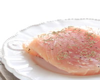 O ingrediente inusitado que deixa o peito de frango macio: TudoGostoso explica o truque da água com gás