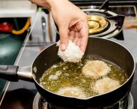 Aprenda a fazer uma receita diferente para seu churrasco: o pão de alho empanado
