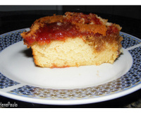 Bolo com recheio de goiabada e cobertura crocante