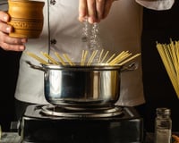 Victor, chef de cozinha: "Salgue a água do macarrão igual água do mar. Assim você acertará o ponto certo do sal do macarrão, não só do molho"