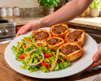 Nem esfirra, nem sanduíche: você só precisa de carne moída e alguns ingredientes para fazer esse pão recheado delicioso