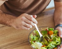 Jessie Inchauspé, bioquímica: "Quando comemos vegetais no início de uma refeição, algo incrível acontece em nosso estômago e intestinos graças às fibras."