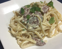 Macarrão com linguiça calabresa e creme de leite