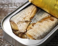 Depois dos 50, comer sardinha enlatada pode ajudar músculos e ossos: TudoGostoso explica