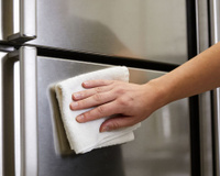 Não limpe as impressões digitais da geladeira com detergente: use esse ingrediente que todo mundo tem em casa para restaurar o brilho