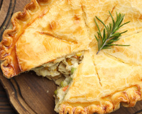 Rende a semana inteira: essa é a melhor torta de frango com massa de pastel