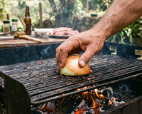 Por que esfregar uma cebola na grelha do churrasco: TudoGostoso revela para que serve esse truque