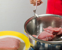 O truque do bicarbonato de sódio amacia a carne mesmo? Essa professora de química tem a resposta