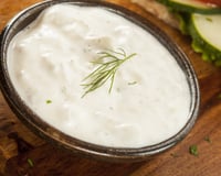 Patê de alho de liquidificador com ervas servido em vasilha