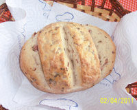 Pãozinho italiano caseiro com salame, azeitonas e ervas frescas