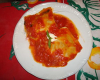 Ravioli caseiro de Shimeji, Shiitake e Cream Cheese com molho de tomates e manjeicão