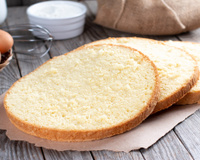 Bolo de aniversário de liquidificador: massa neutra e fofinha que todo recheio ama