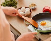 APENAS um ingrediente pode transformar sua frigideira velha em ANTIADERENTE: não deixe mais seu ovo frito GRUDAR!