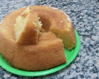 Bolo cremoso de milho com coco